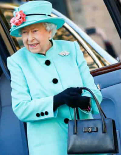 Королева Елизавета II с сумкой